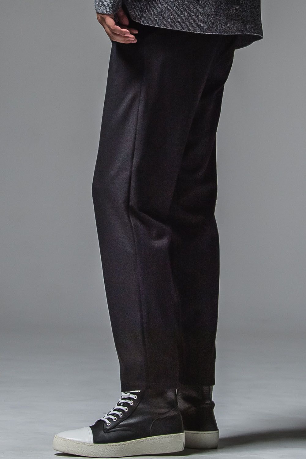 【STAFF RECOMMENDED ITEM】 PAT WIDE EASY PANTS / ストレッチツイル ウェビングベルト付き イージースラックス ブラックウール