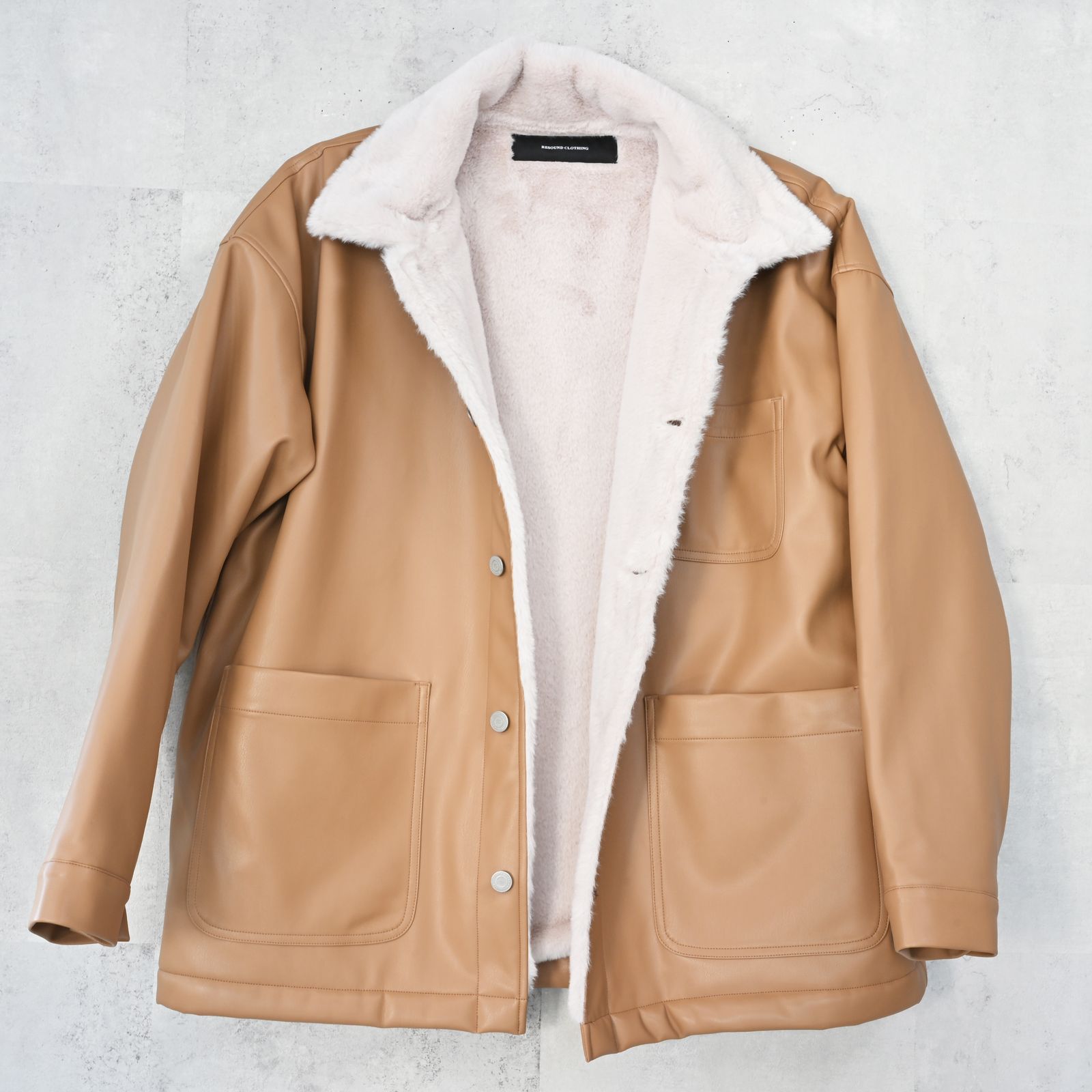 LEATHER FUR OVER G / エコレザー オーバーサイズ ムートンブルゾン風ジャケット (ベージュ) (11月中旬入荷予定) ※オーダー締切:9月7日(月)1時