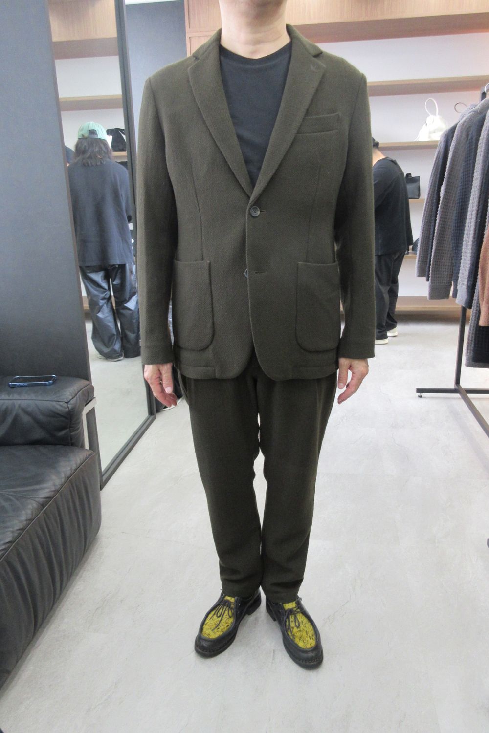 【26AW】【セットアップ】 WOOL-BLEND CAMO-EMBOSSED JACKET / ウール混 エンボスカモフラージュ テーラードシングルジャケット&イージースラックス (カーキ) (9月上旬入荷予定)