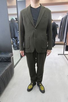 【26AW】【セットアップ】 WOOL-BLEND CAMO-EMBOSSED JACKET / ウール混 エンボスカモフラージュ テーラードシングルジャケット&イージースラックス (カーキ) (9月上旬入荷予定)