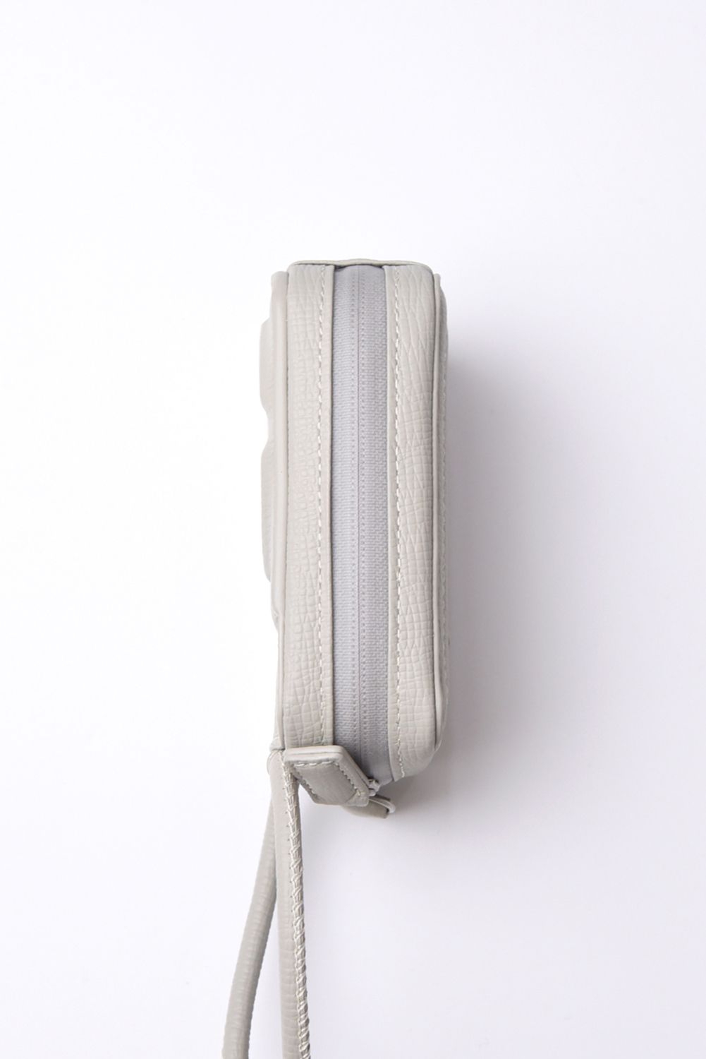 STRAPPED-ACCESSORY-MICROBAG / ストラップ付き MagSafe対応 ショルダーマイクロバッグ (ホワイトベージュ)