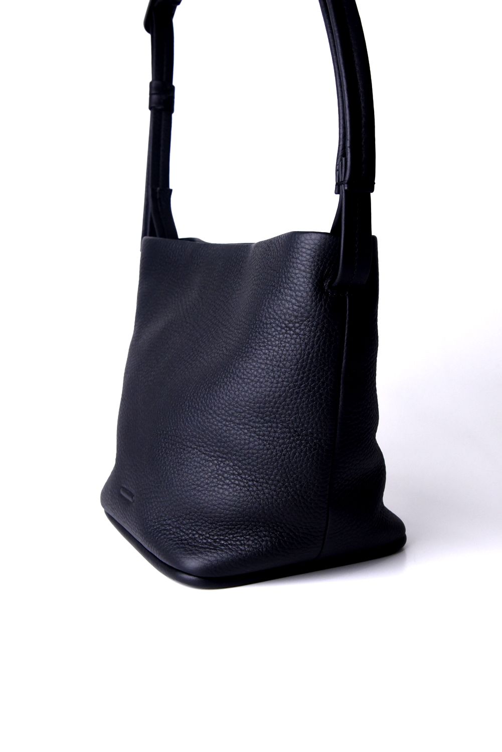 ESSENTIAL DAILY HOBO SMALL / シュリンクレザー ショルダートートバッグ (ブラック)