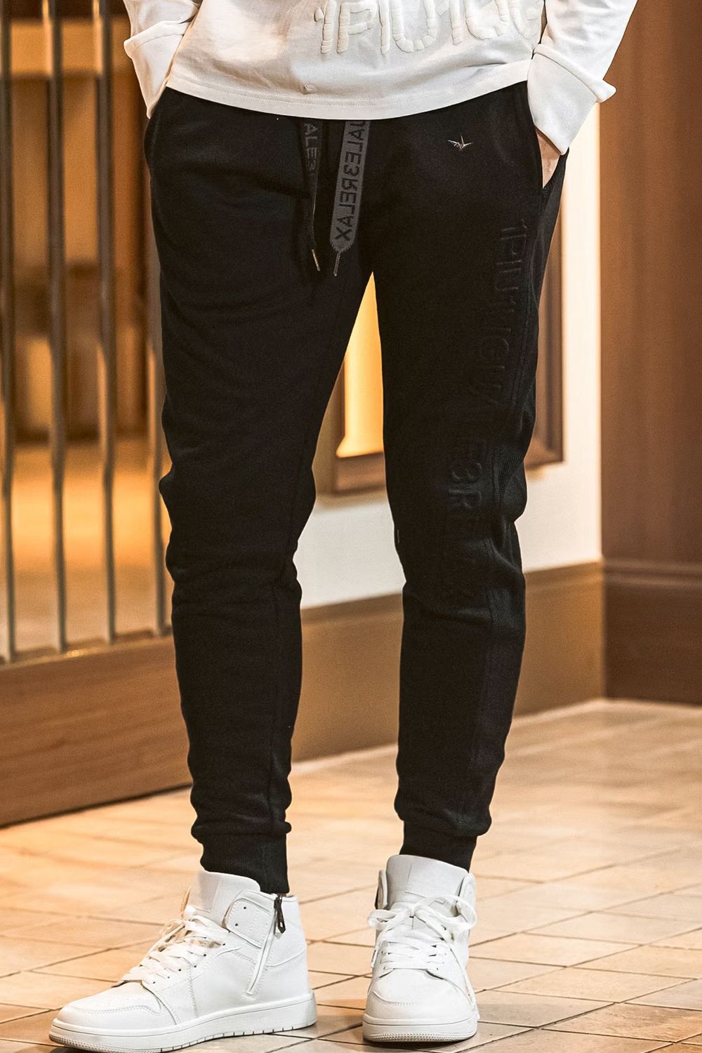 【26SS】 EMBOSSED LOGO JOGGER PANTS / エンボスロゴ ジョガーパンツ (ブラック)