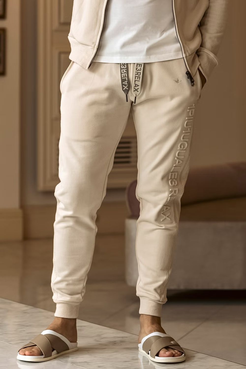 【26SS】 EMBOSSED LOGO JOGGER PANTS / エンボスロゴ ジョガーパンツ (ベージュ)