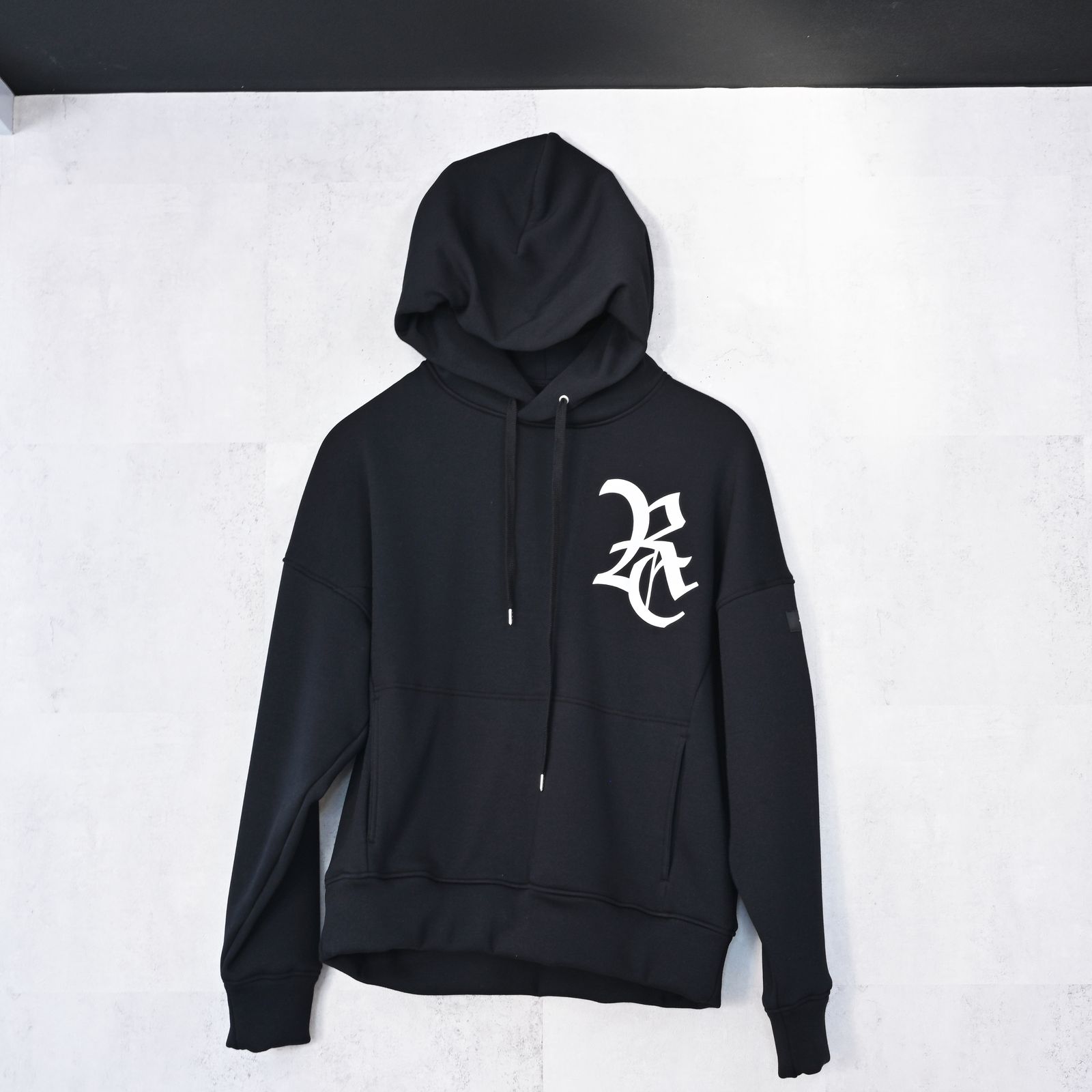 RC VELOURS FLEECE HOODIE / RCレザーワッペン 裏起毛ルーズフーディー (ブラック) (11月上旬入荷予定) ※オーダー締切:9月7日(月)17時