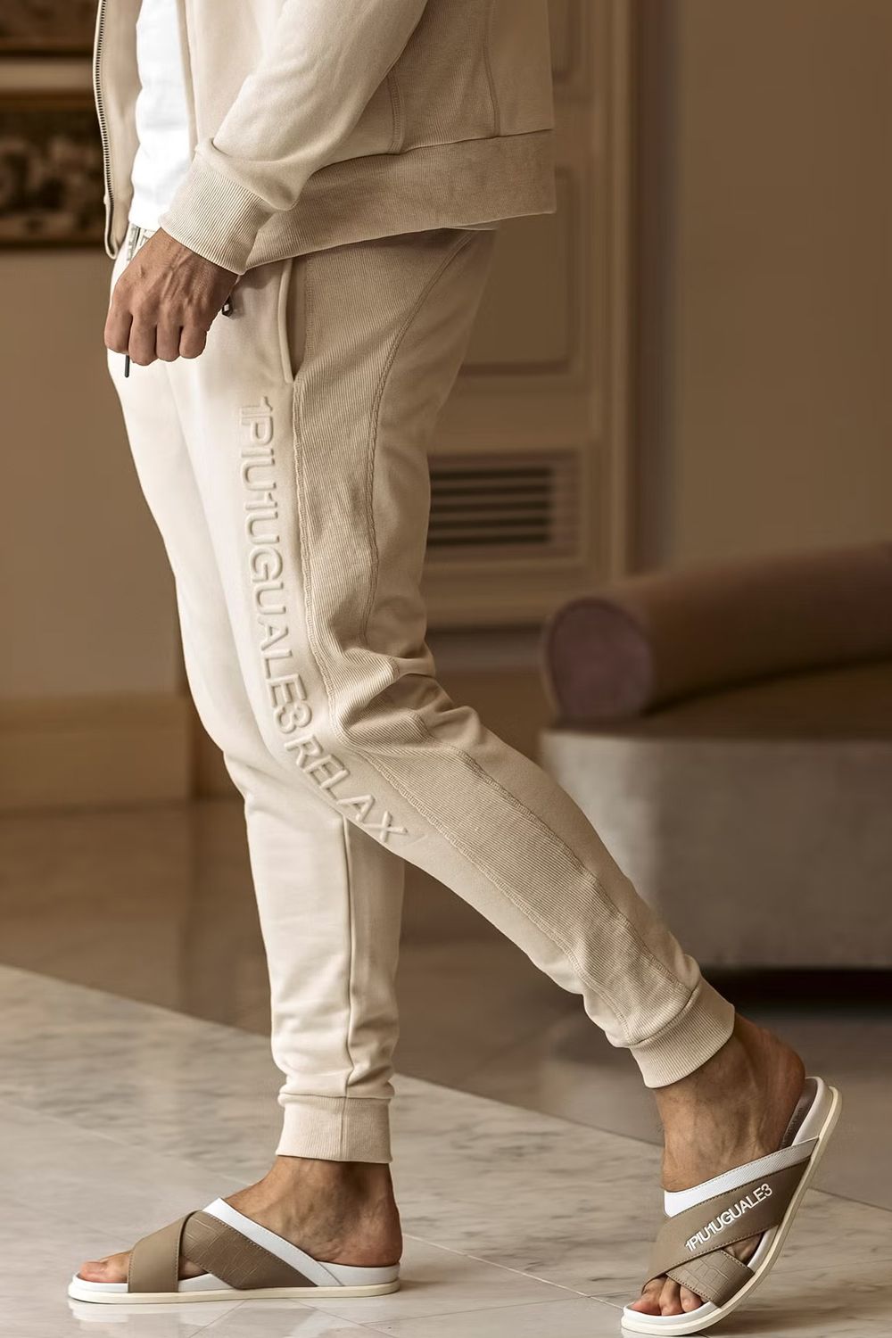 【26SS】 EMBOSSED LOGO JOGGER PANTS / エンボスロゴ ジョガーパンツ (ベージュ)