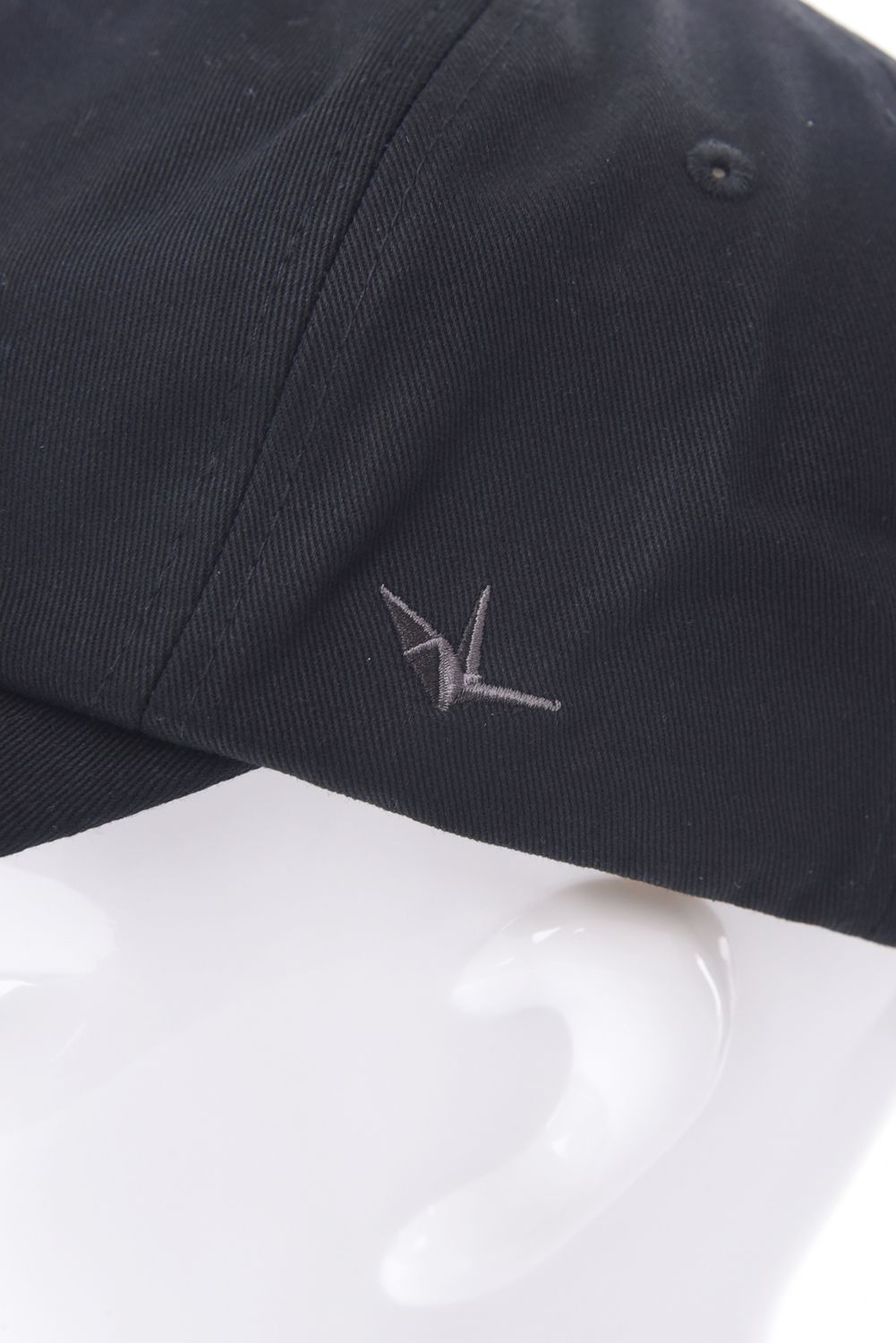 EMBOSSED LOGO CAP / エンボスロゴ ベースボールキャップ (ブラック)