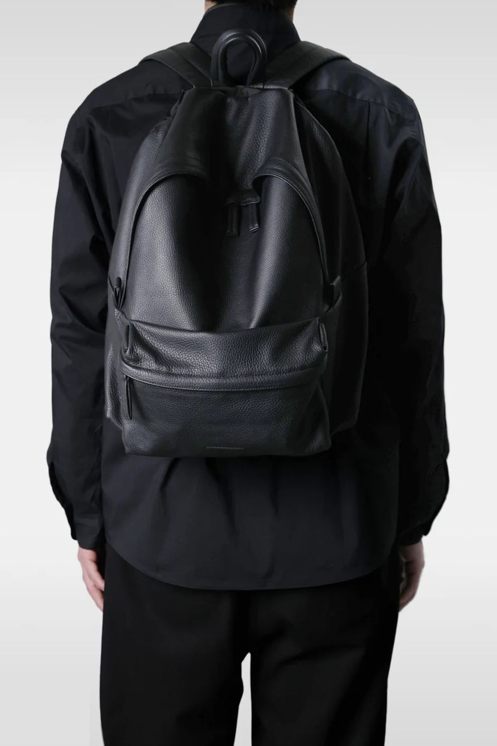 ESSENTIAL LEATHER DAYPACK MEDIUM / 防水レザー デイパック (ブラック)