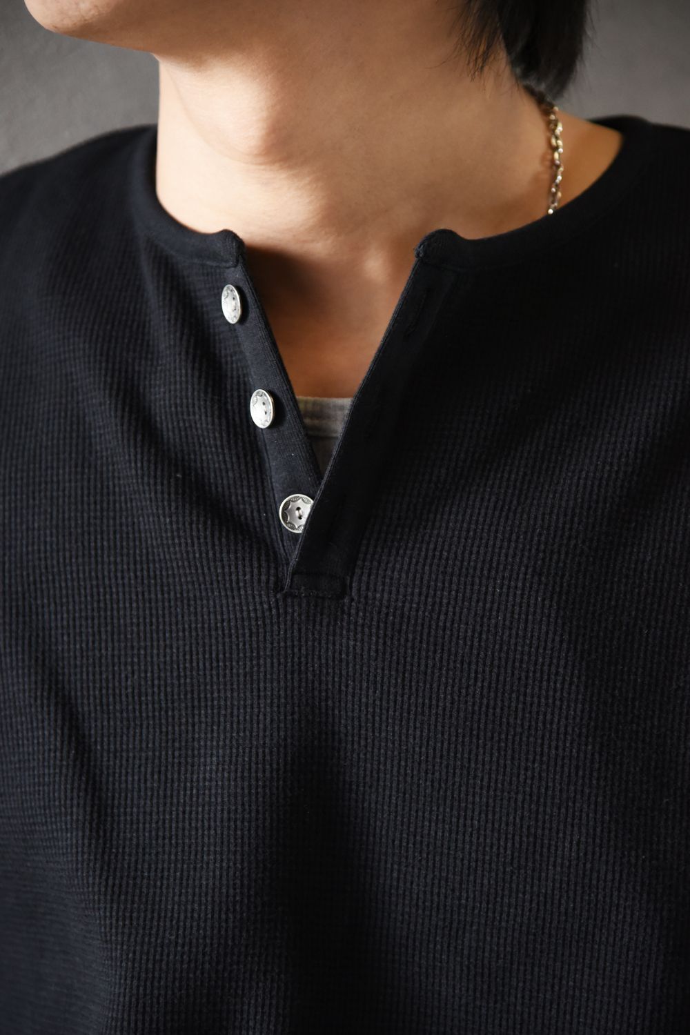 【RESOUND CLOTHING】 トレンドのワッフルヘンリーをシンプルに大人っぽく