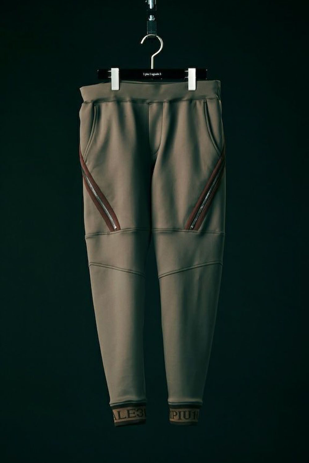 【113SPORT VOL.12 / 24AW】 113SPORT DAIAGONAL ZIP RIB PT / 113ロゴ ダイアゴナル ジップ リブ パンツ ダークブラウン