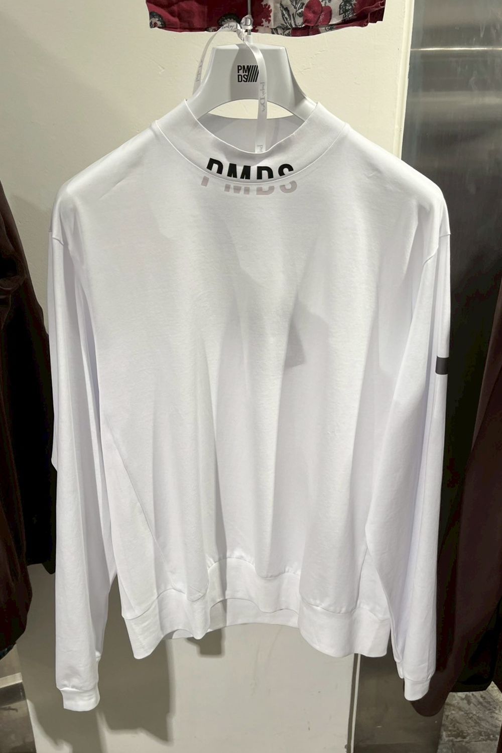 【26AW】 NUBY MOCK SLEEVE / ワンポイントロゴ モックネックTシャツ (ホワイト) (9月入荷予定)