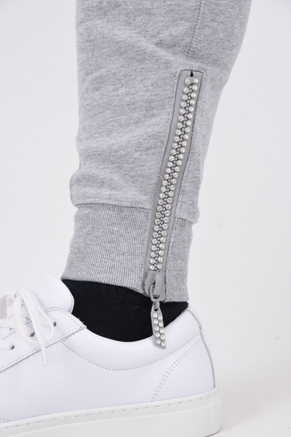 【25AW】 GLITTER ZIP + PLATE JOGGER PANTS / シルバーロゴプレートスウェットロングパンツ (グレー）