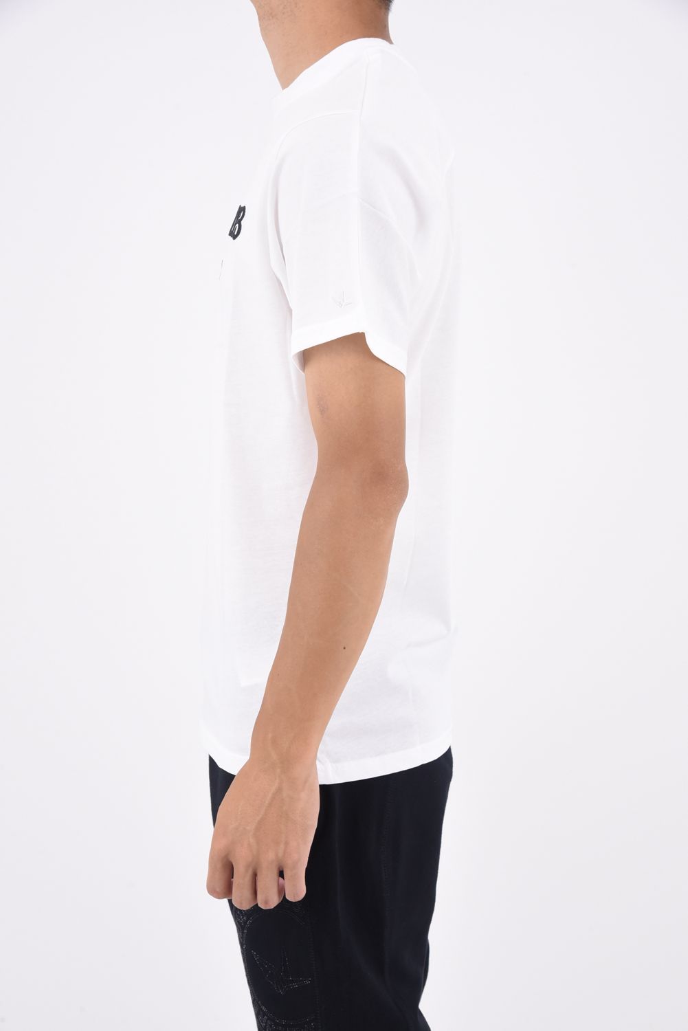 1PIU1UGUALE3 RELAX - 1PIU APPLIQUÉ SHORT-SLEEVED / フロントロゴ 刺繍 半袖Tシャツ ホワイト |  gossip