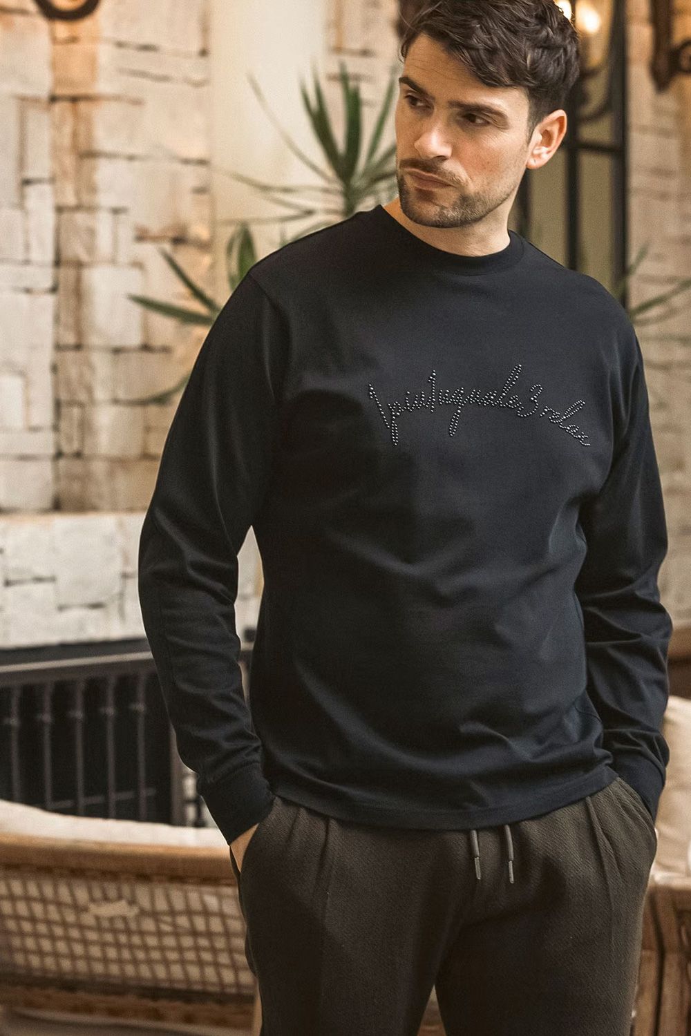 【26AW】 SCRIPT LOGO HOTFIX STUDS L/S T-SHIRT / スクリプトロゴ ホットフィックス スタッズ ロングスリーブ Tシャツ (ブラック)