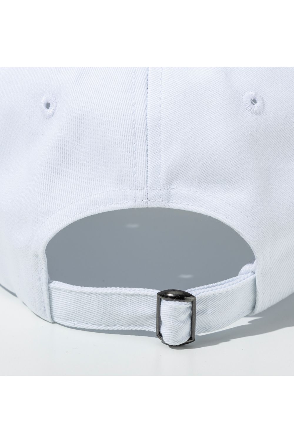 EMBOSSED LOGO CAP / エンボスロゴ ベースボールキャップ (ホワイト) (12月中旬入荷予定)