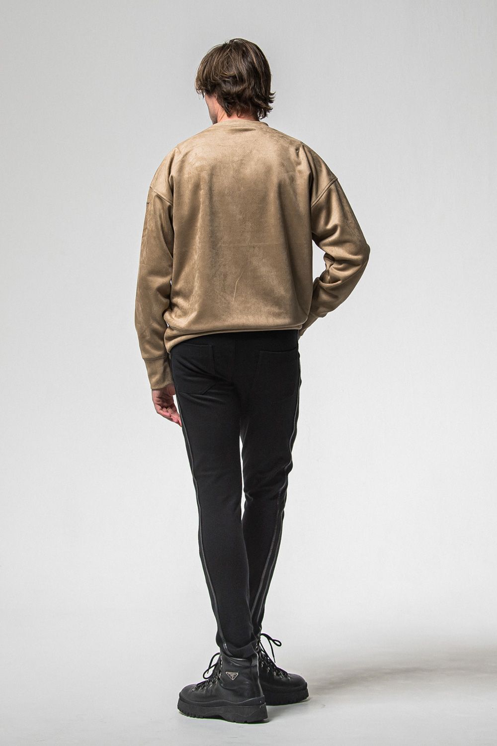 SUEDE DROP TRAINER / スウェード ロゴ ルーズ トレーナー (ブラウン) (1月上旬入荷予定) ※オーダー締切：9月1日(月)18:00