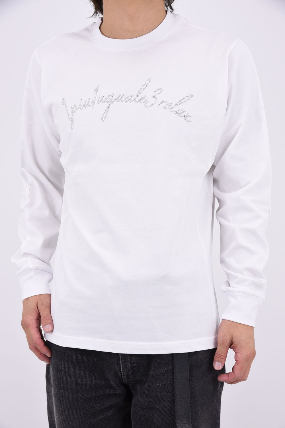 【26AW】 SCRIPT LOGO HOTFIX STUDS L/S T-SHIRT / スクリプトロゴ ホットフィックス スタッズ ロングスリーブ Tシャツ (ホワイト)