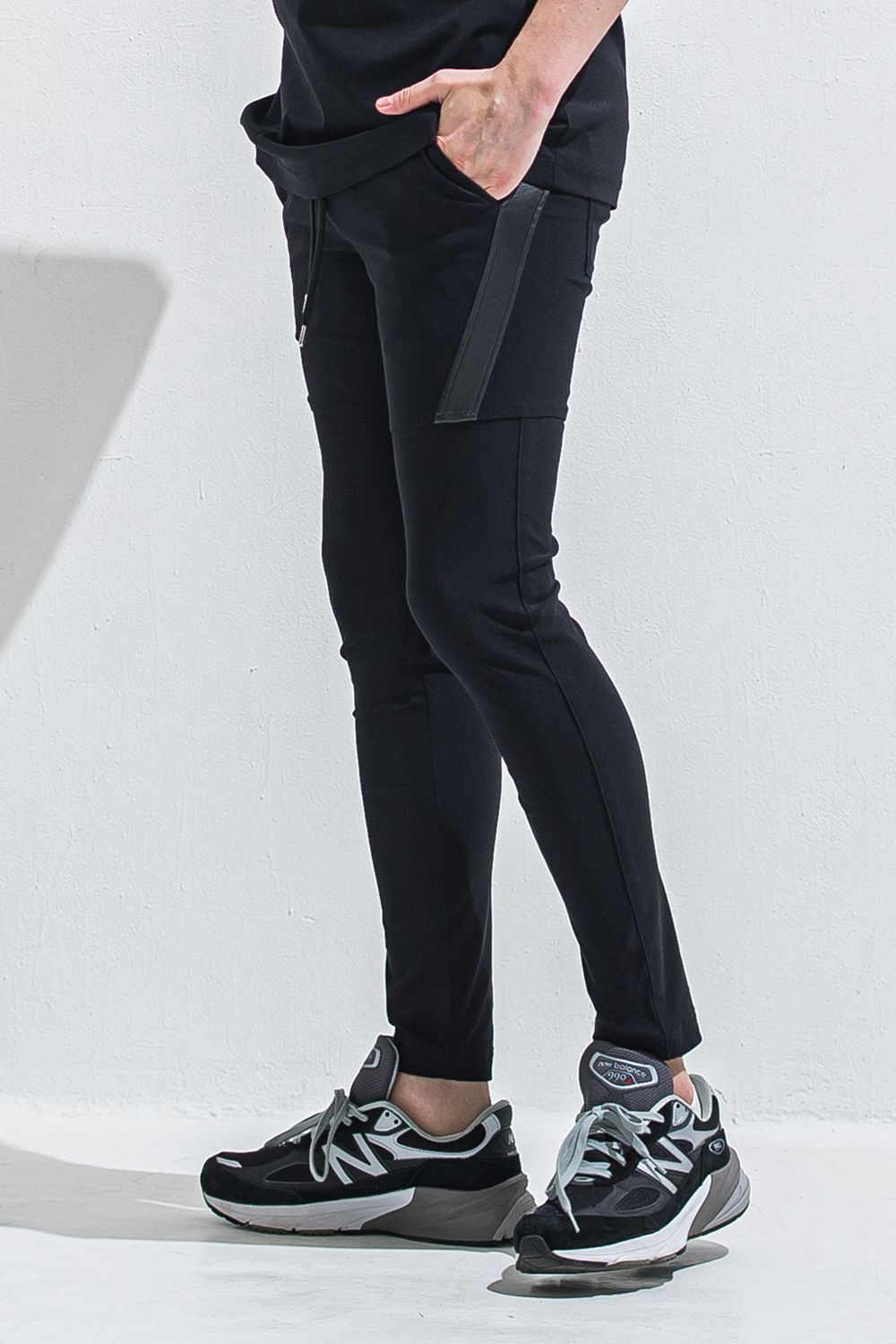 TYLER NYLON PANTS / ストレッチナイロン サイドライン タイトテーパード イージーパンツ (ブラック) (5月中旬頃入荷予定) ※オーダー締切:2月15日(日)18時