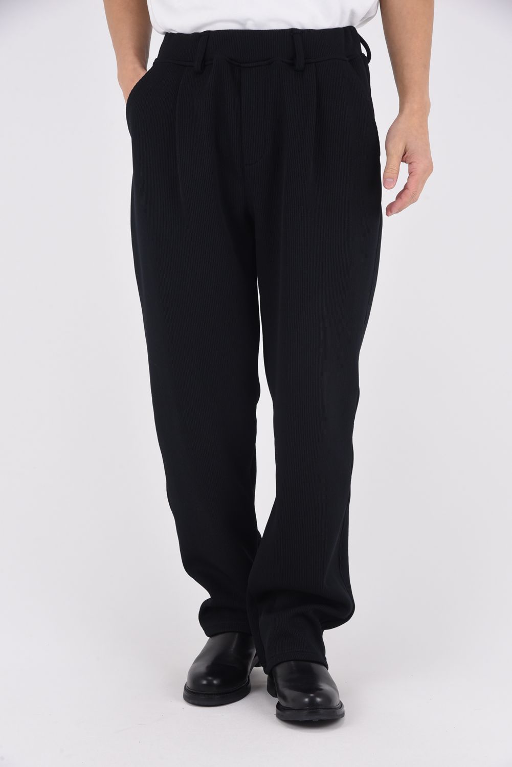 【26SS 39th】 AZE WIDE TUCK PANTS / 畔編みニット生地 セミワイドシルエット イージータックパンツ (ブラック)