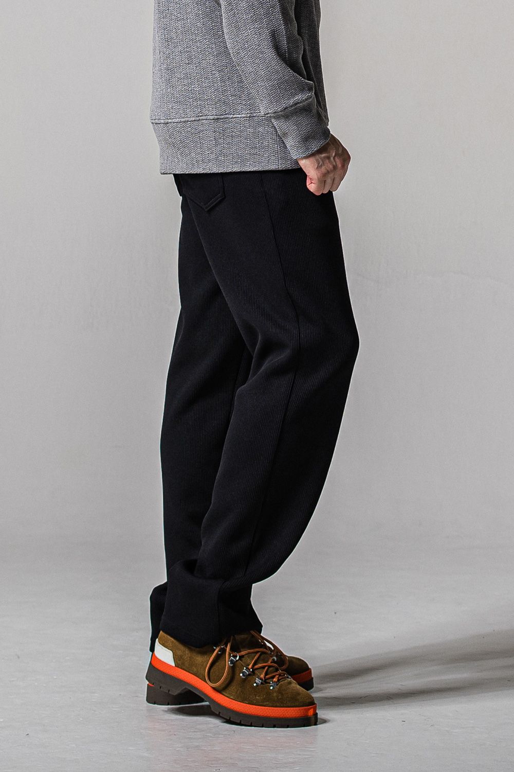 AZE WIDE TUCK PANTS / 畔編みニット生地 セミワイドシルエット イージータックパンツ (ブラック) (1月中旬入荷予定)