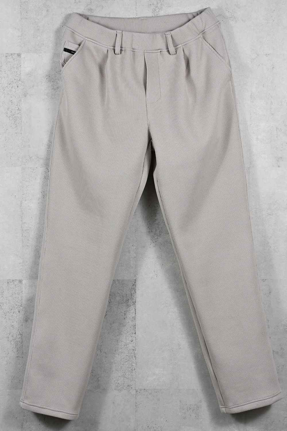 AZE WIDE TUCK PANTS / 畔編みニット生地 セミワイドシルエット イージータックパンツ (グレージュ) (1月中旬入荷予定)