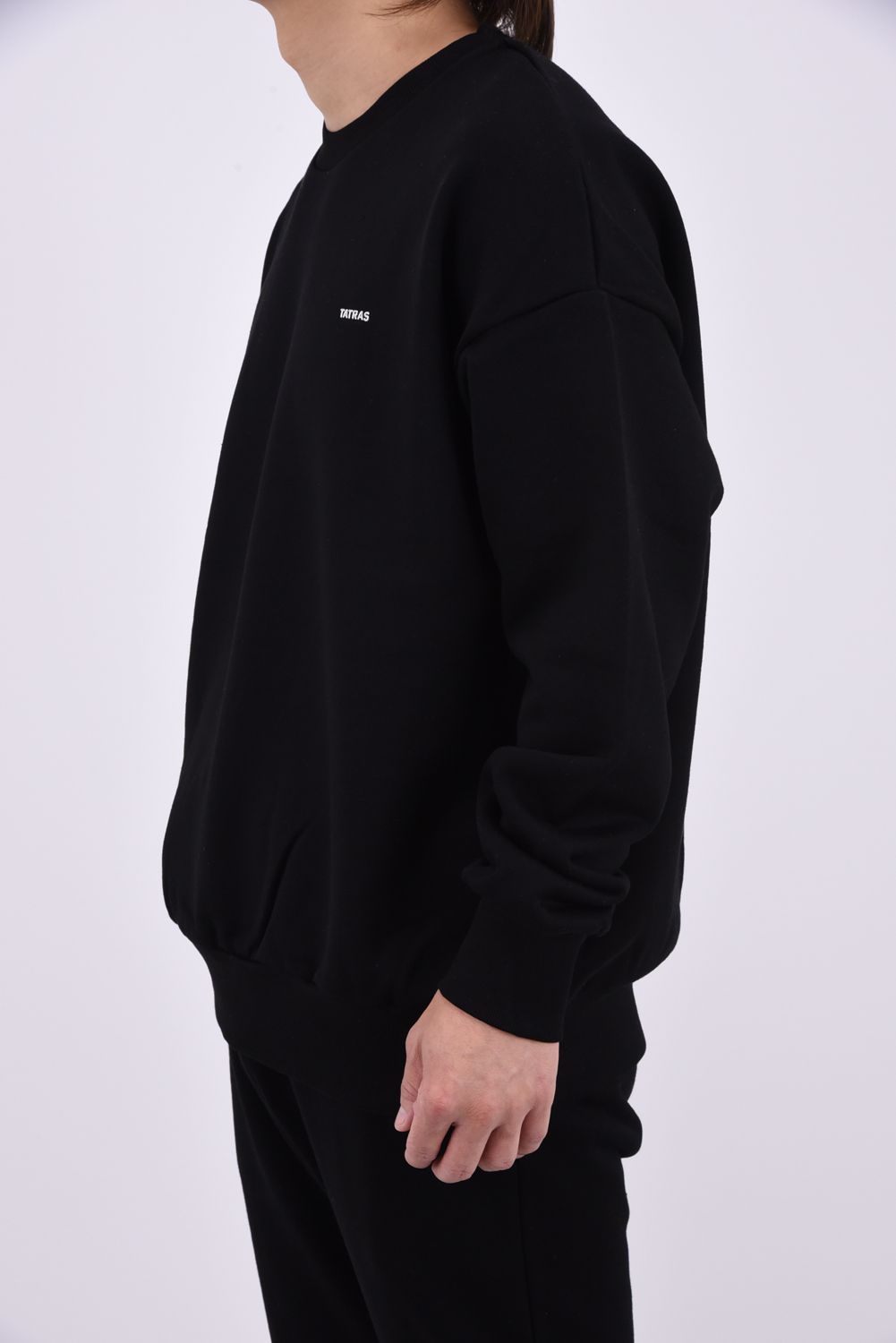 【26AW】 FIDASIO (フィダシオ) / ミニブランドロゴ ドロップショルダー クルーネックスウェット (ブラック)