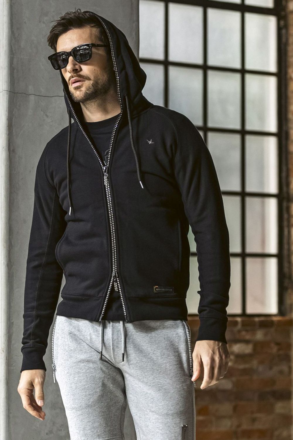 GLITTER ZIP + PLATE HOODIE / シルバーロゴプレートスウェットパーカー (ブラック) (9月上旬入荷予定)
