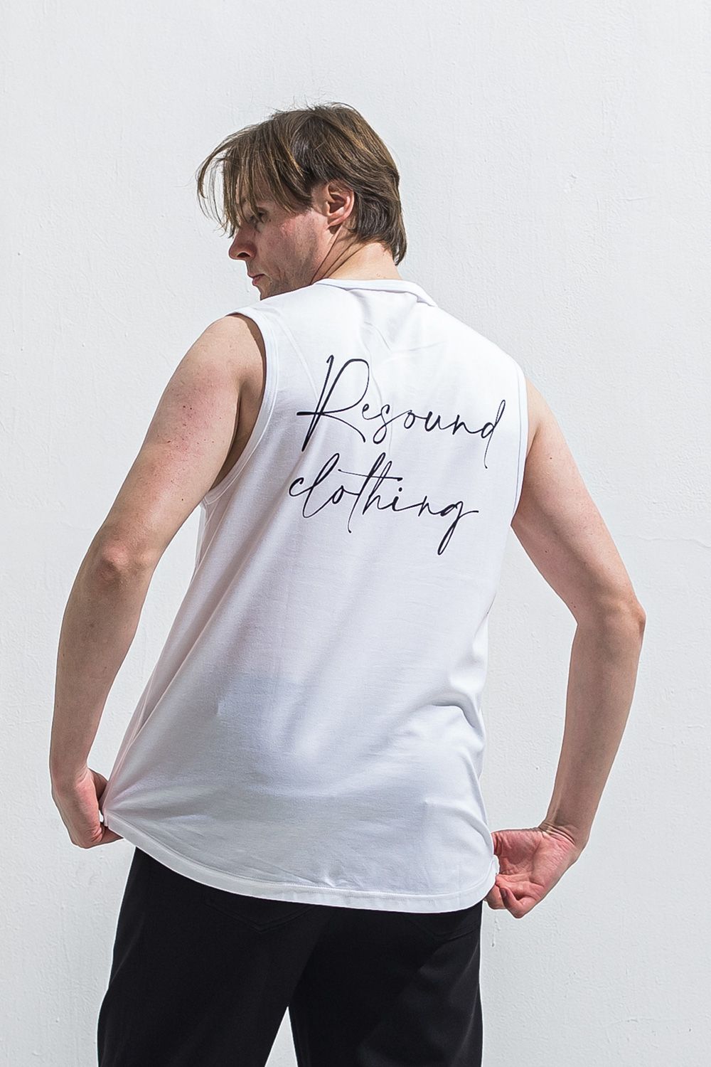 OVER NO SLEEVE / カリグラフィーロゴ オーバーサイズ ノースリーブ （ホワイト） (6月上旬入荷予定) ※オーダー締切:2月15日(日)18時