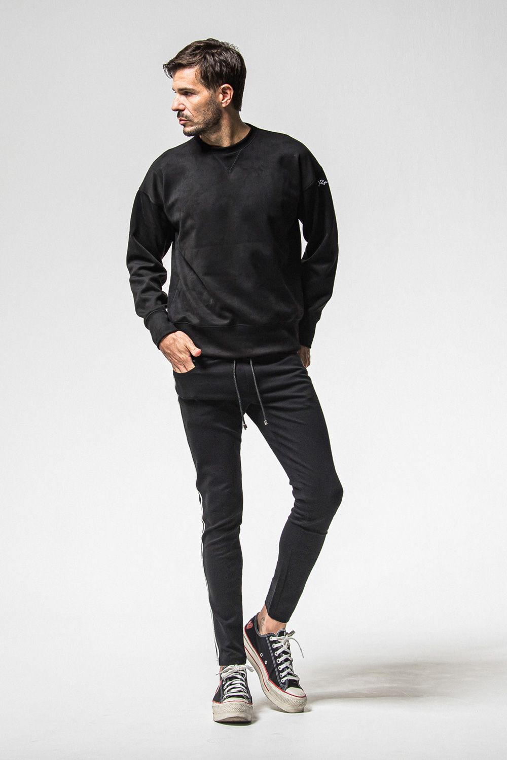 SUEDE DROP TRAINER / スウェード ロゴ ルーズ トレーナー (ブラック) (1月上旬入荷予定) ※オーダー締切：9月1日(月)18:00