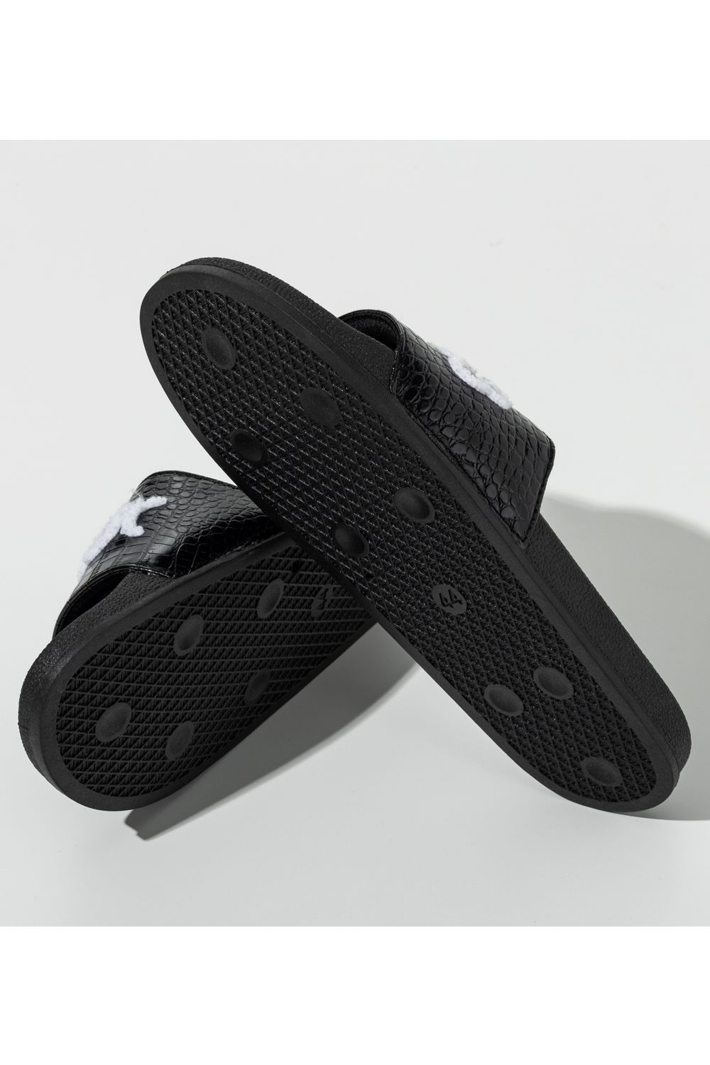 BLACK SANDALS / クロコ型押し ブランドロゴサガラ刺繍 シャワーサンダル (ブラック) (3月上旬入荷予定)