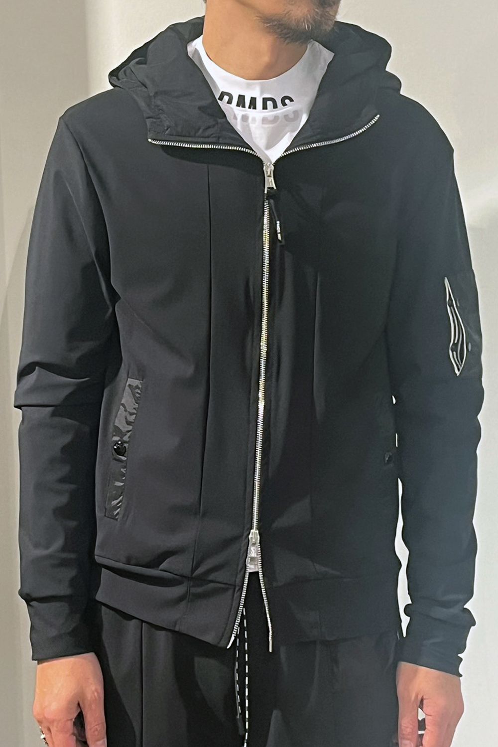 【26AW】 SIPHO / ブランドロゴ ハイブリッド ジップアップパーカー (ブラックカーボン) (9月入荷予定)