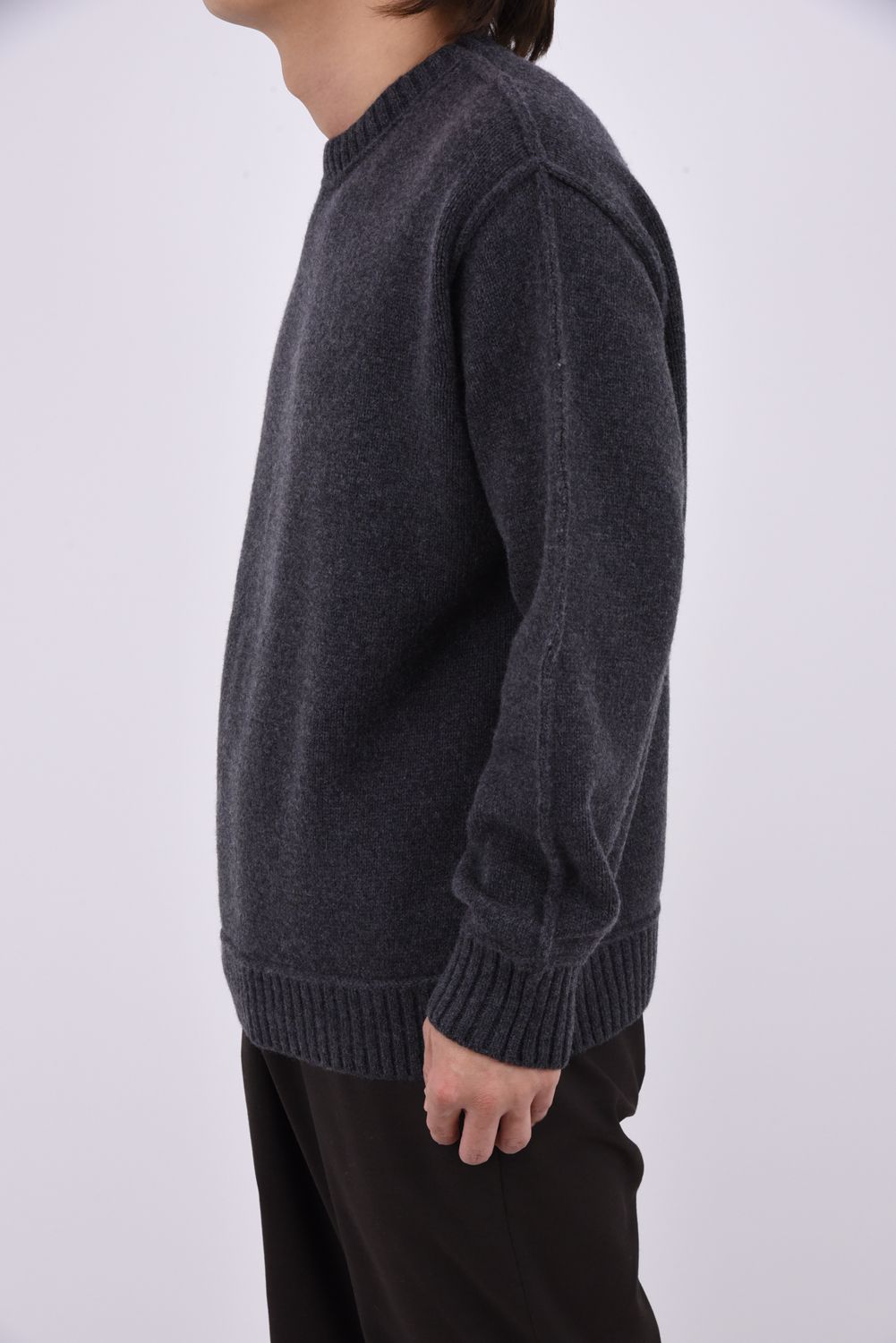 SEAM DETAIL CREWNECK / シーム ディテール クルーネック ニット (チャコールグレー)
