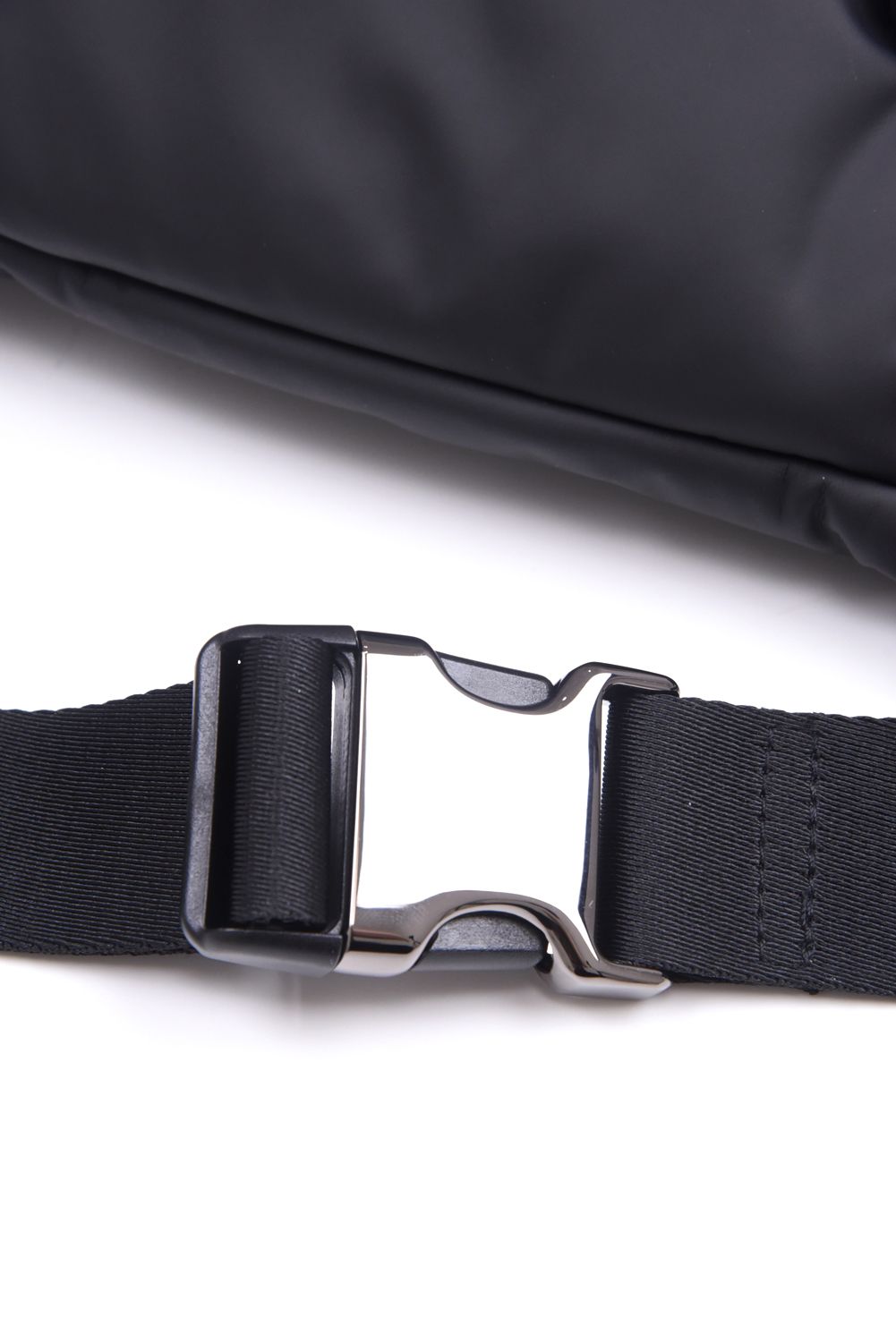 LIGHT SYNTHETIC LEATHER MINI PADDED BODY BAG / シルバーロゴプレート パデッド ボディバッグ (ブラック)