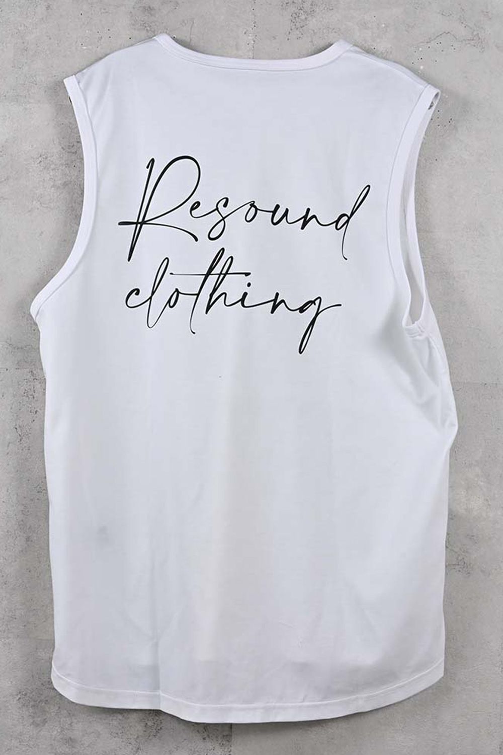 OVER NO SLEEVE / カリグラフィーロゴ オーバーサイズ ノースリーブ （ホワイト） (6月上旬入荷予定) ※オーダー締切:2月15日(日)18時