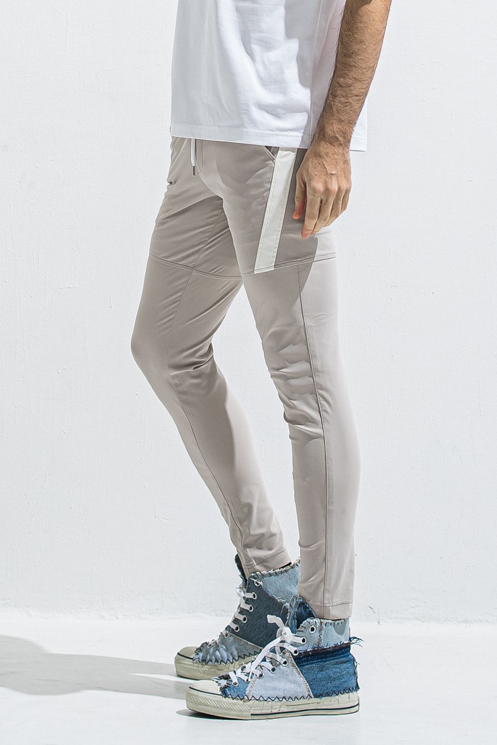 TYLER NYLON PANTS / ストレッチナイロン サイドライン タイトテーパード イージーパンツ (グレージュ) (5月中旬頃入荷予定) ※オーダー締切:2月15日(日)18時