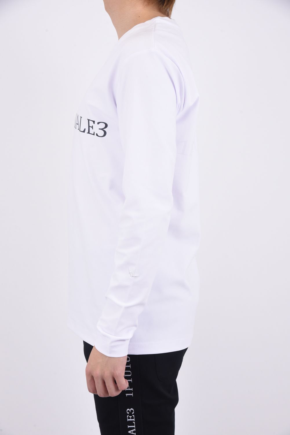 《1PIU1UGUALE3 SPORT》 113 SPORT HYBRID NECK L/S / ブランドロゴ Vネック ロングスリーブ Tシャツ ホワイト