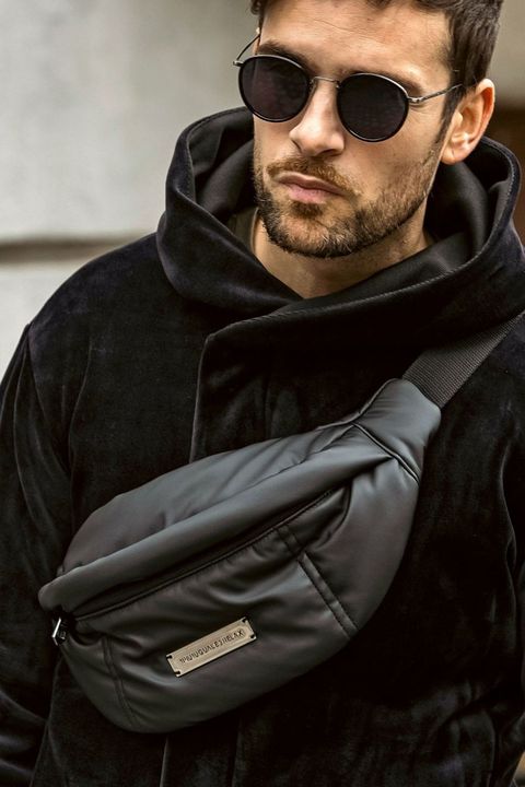 LIGHT SYNTHETIC LEATHER MINI PADDED BODY BAG / シルバーロゴプレート パデッド ボディバッグ (ブラック)