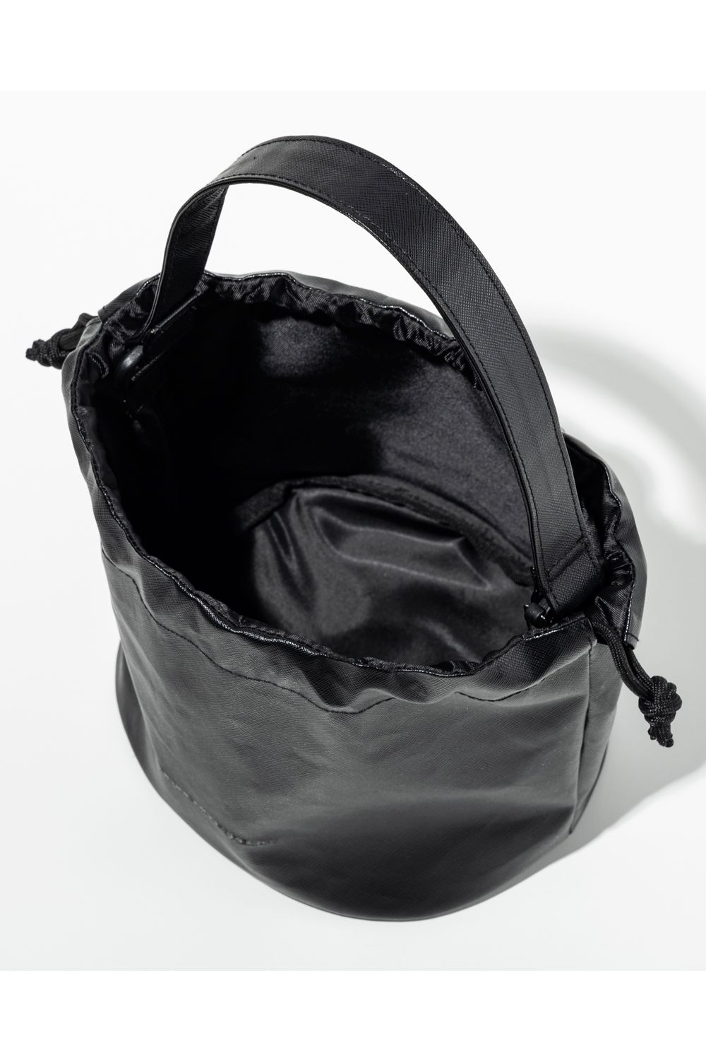 SAFFIANO DRAWSTRING BAG / サフィアーノエコレザー 巾着バッグ (ブラック) (12月中旬入荷予定)