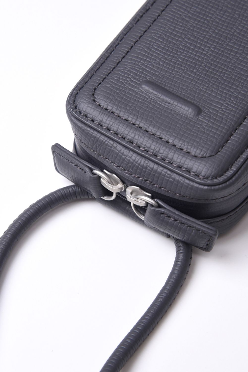 STRAPPED-ACCESSORY-MICROBAG / ストラップ付き MagSafe対応 ショルダーマイクロバッグ (グレー)