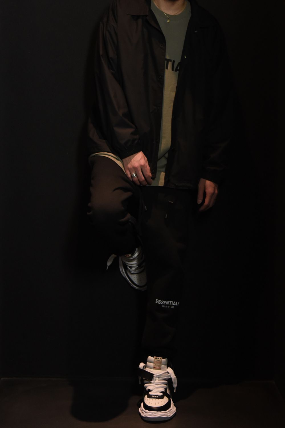 【RESOUND CLOTHING 】 OVER coach Jacketを使用した大人の方に向けたストリートファッション