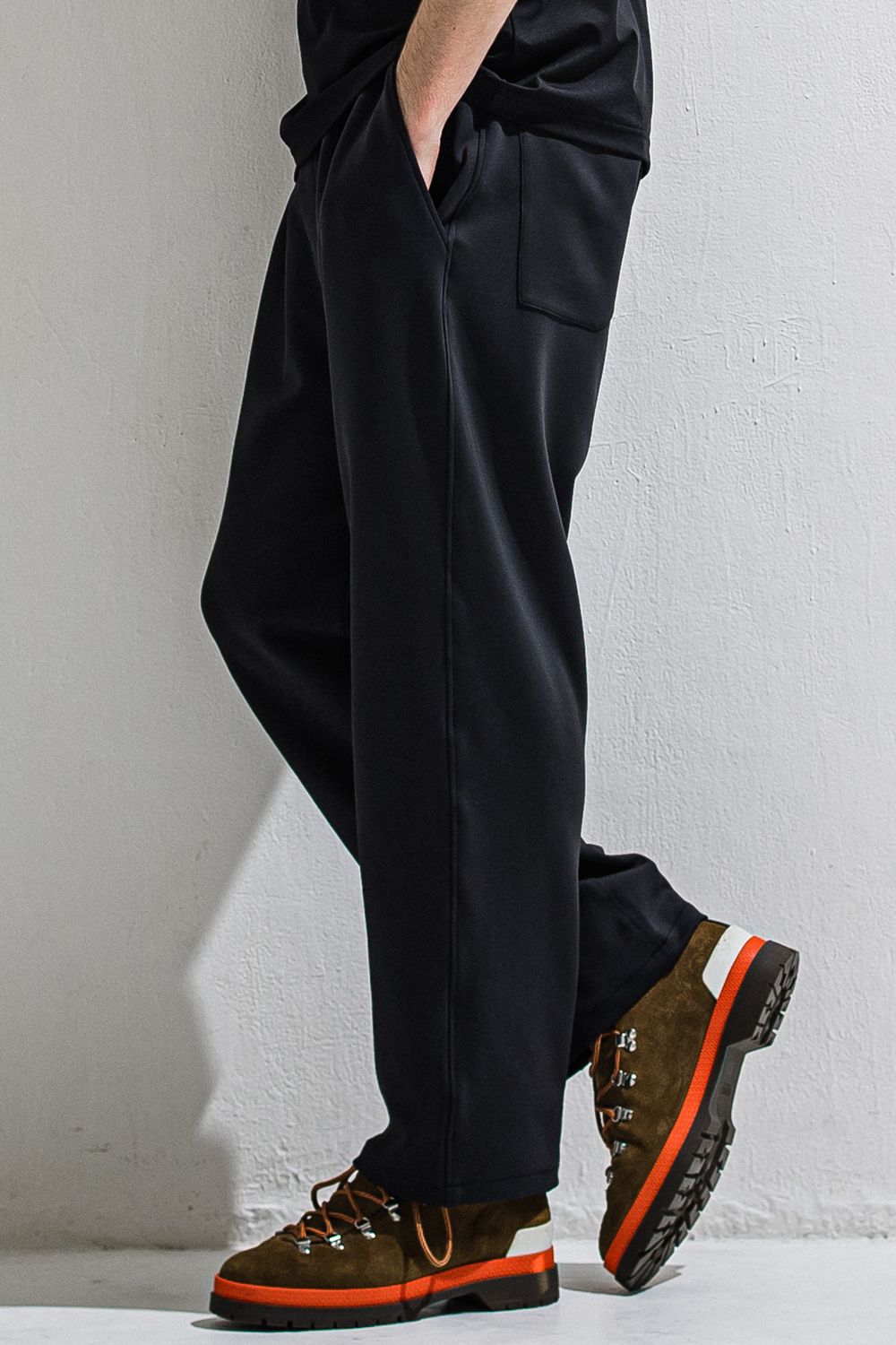 EMILIO DB WIDE PANTS / ダンボール素材 接触冷感 エコレザーコインポケット スラックス型イージーワイドパンツ (ブラック) (3月中旬入荷予定) ※オーダー締切12/13(土)17:00