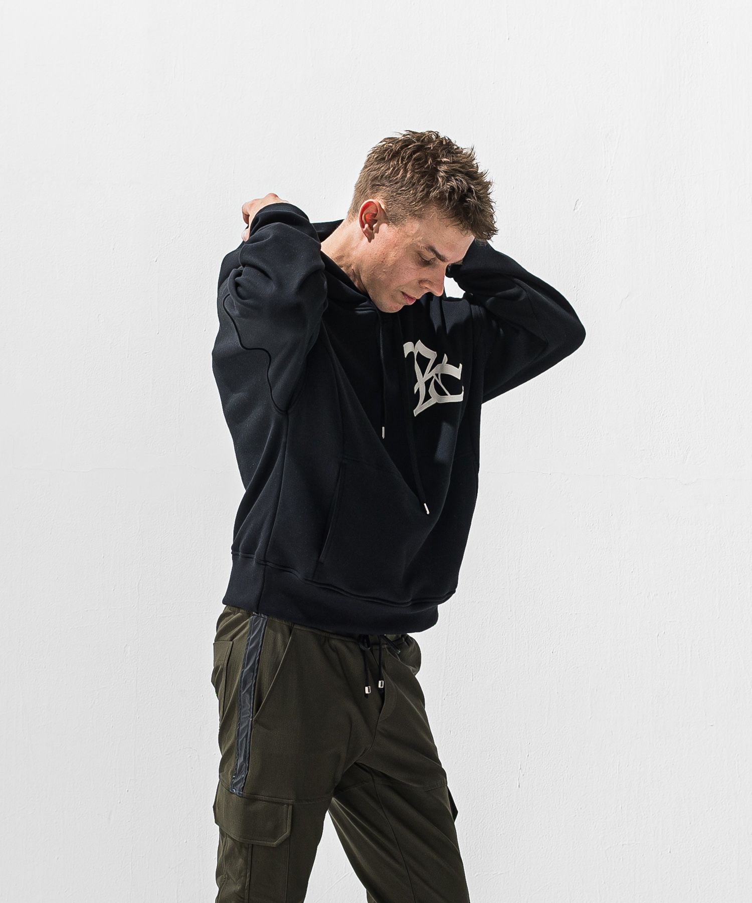 RC VELOURS FLEECE HOODIE / RCレザーワッペン 裏起毛ルーズフーディー (ブラック) (11月上旬入荷予定) ※オーダー締切:9月7日(月)17時