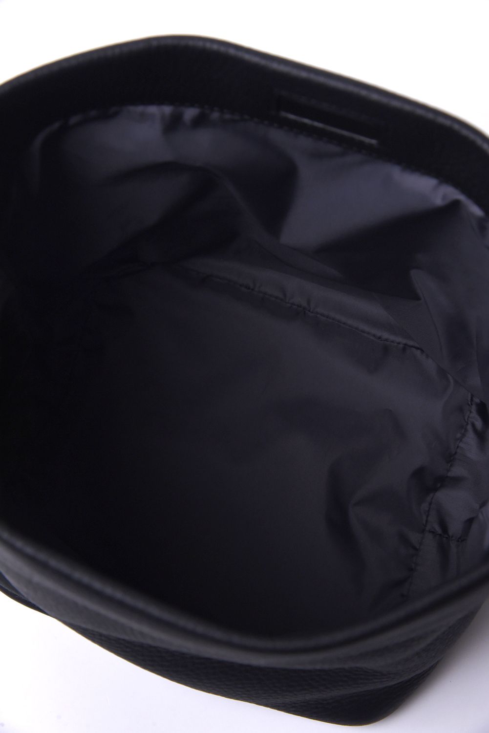 ESSENTIAL DAILY HOBO SMALL / シュリンクレザー ショルダートートバッグ (ブラック)