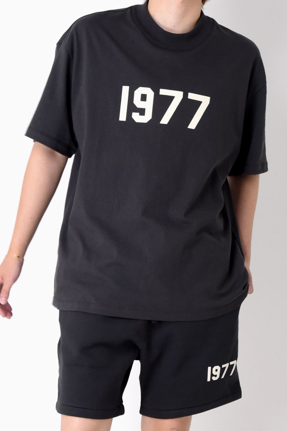 【SALE中！】エッセンシャルズ Tシャツ Mサイズ 1977 ホワイト.