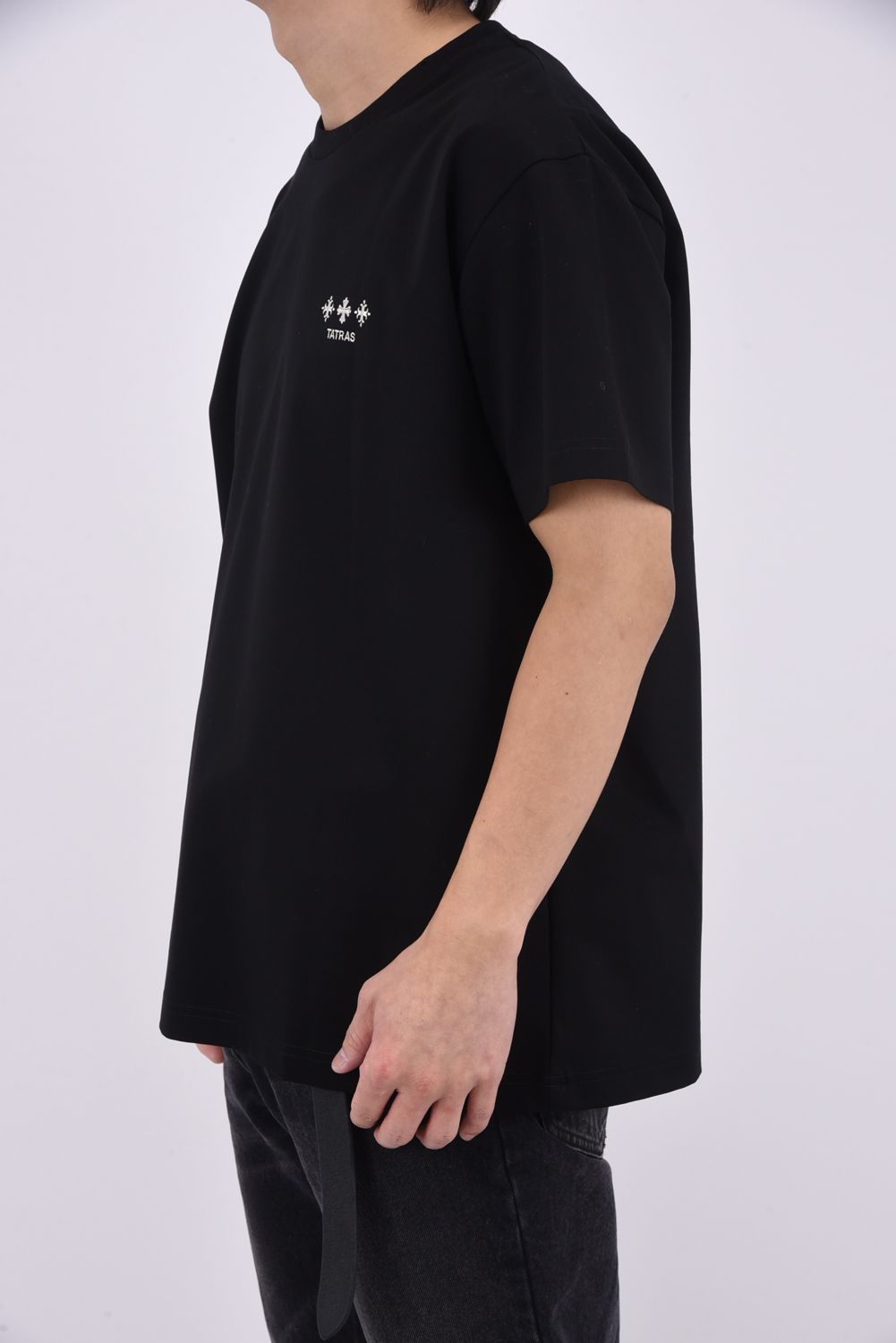 NUNKI (ヌンキ) / ブランドロゴ刺繍 ハーフスリーブ Tシャツ ブラック