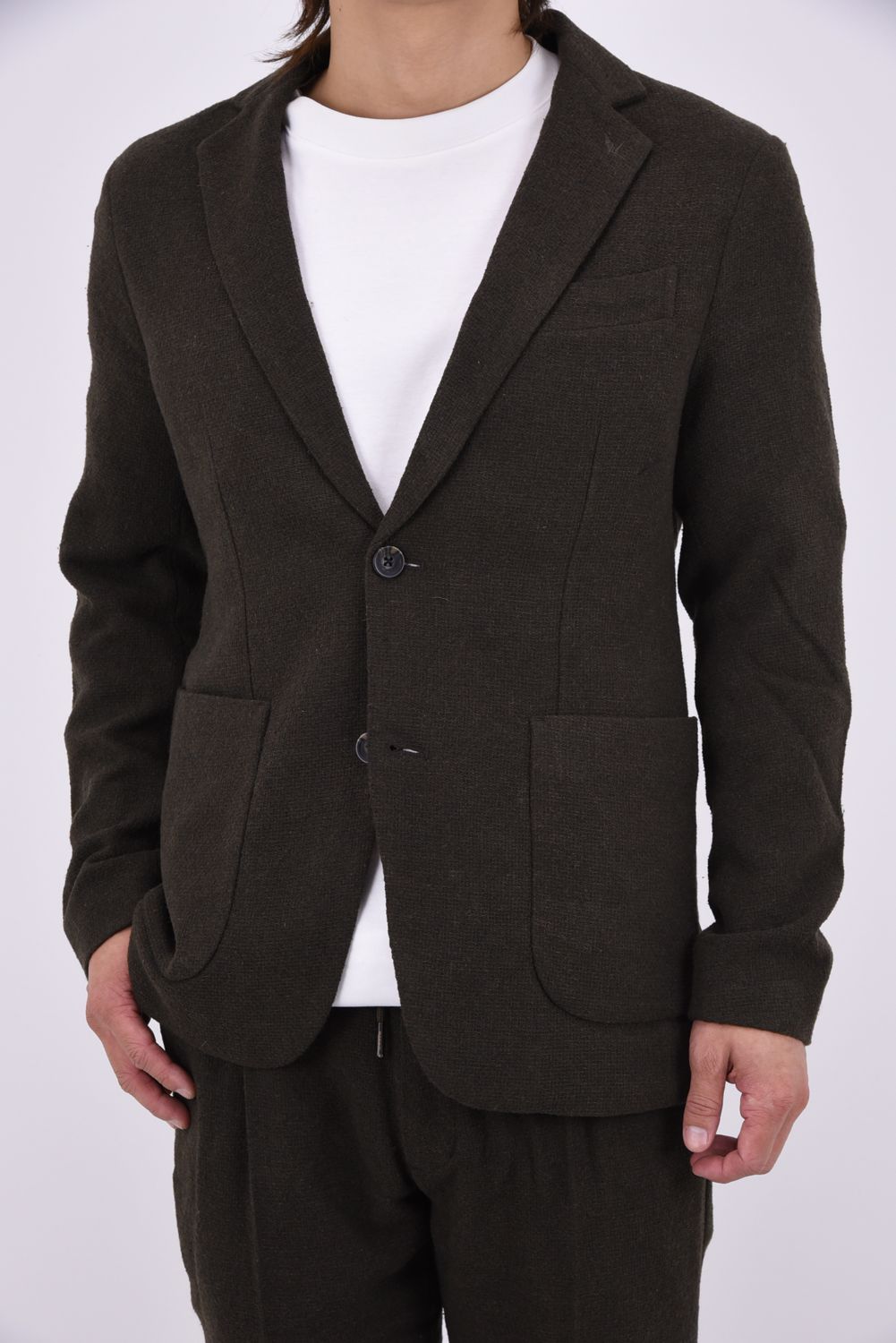 【26AW】【セットアップ】 WOOL-BLEND CAMO-EMBOSSED JACKET & SLACKS / ウール混 エンボスカモフラージュ テーラードシングルジャケット&イージースラックス (カーキ)