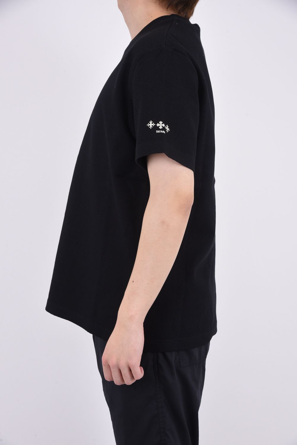 MEROPE / ロゴブリスター ジャカード クルーネック Tシャツ ブラック