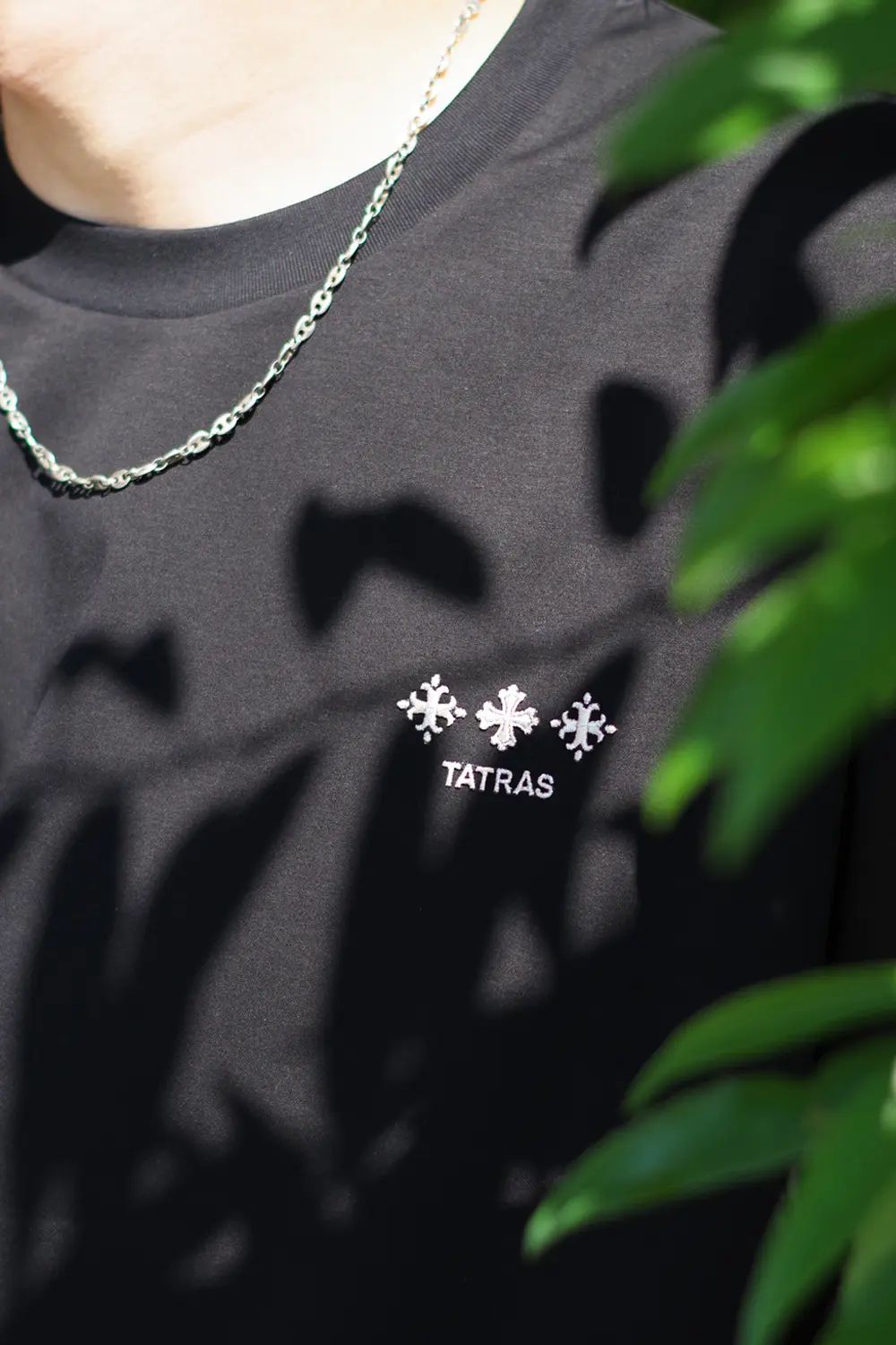 NUNKI (ヌンキ) / ブランドロゴ刺繍 ハーフスリーブ Tシャツ ブラック
