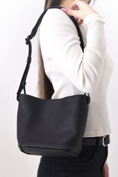 ESSENTIAL DAILY HOBO SMALL / シュリンクレザー ショルダートートバッグ (ブラック)