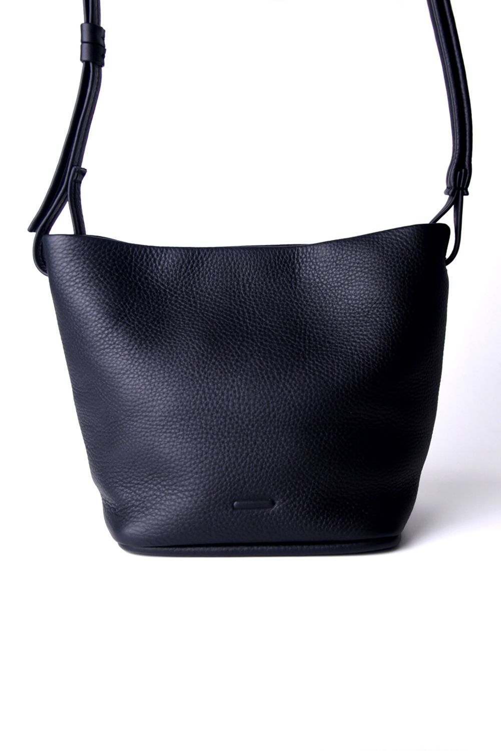 ESSENTIAL DAILY HOBO SMALL / シュリンクレザー ショルダートートバッグ (ブラック)